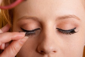 how false eyelashes can put your eyes at risk